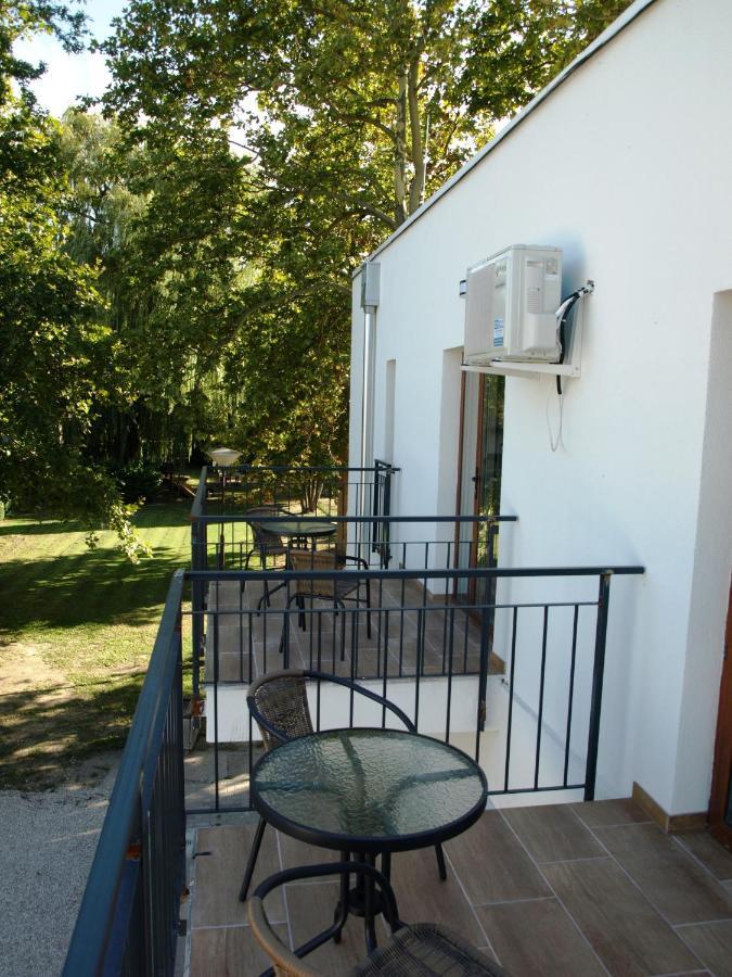 Bed and Breakfast Garden Club Panzio à Balatonmáriafürdő Extérieur photo