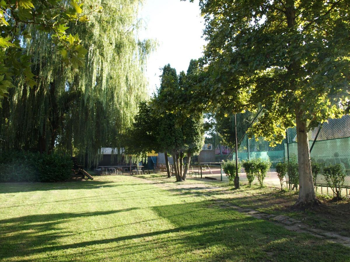 Bed and Breakfast Garden Club Panzio à Balatonmáriafürdő Extérieur photo